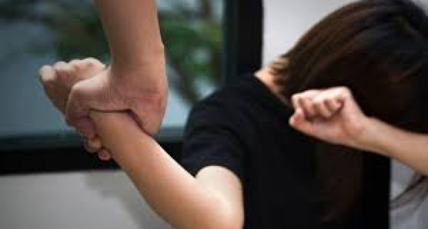 В Славском районе мужчина угрожал убийством своей жене и пытался отрубить ей палец 