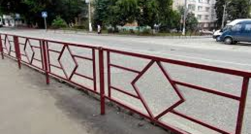 В Васильково грузовик снес тротуарное ограждение 