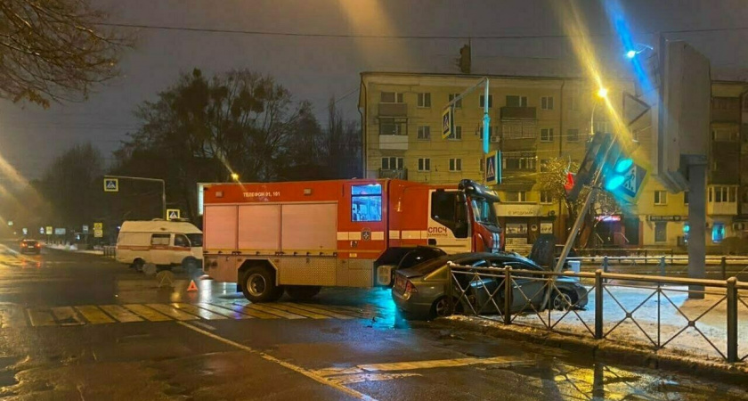 В Калининграде автомобиль столкнулся с пожарной машиной и едва не снес светофор 