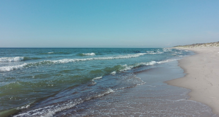 Трое рыбаков чуть не погибли, выйдя в Балтийское море на резиновой лодке в снегопад 