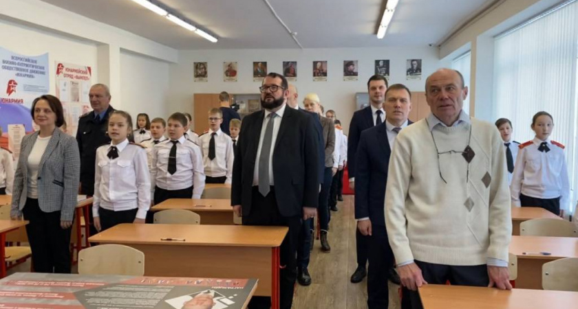 В Калининградской школе торжественно открыли парту с биографией калининградца-героя