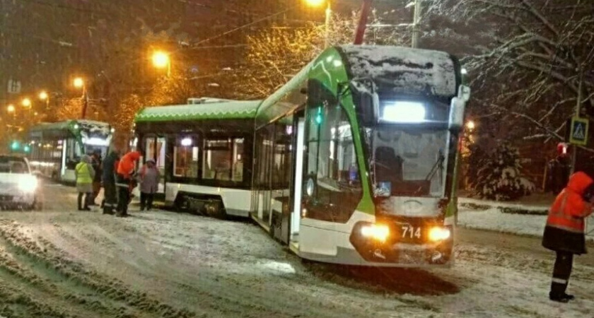 В Калининграде на Калинина трамвай сошел с рельсов