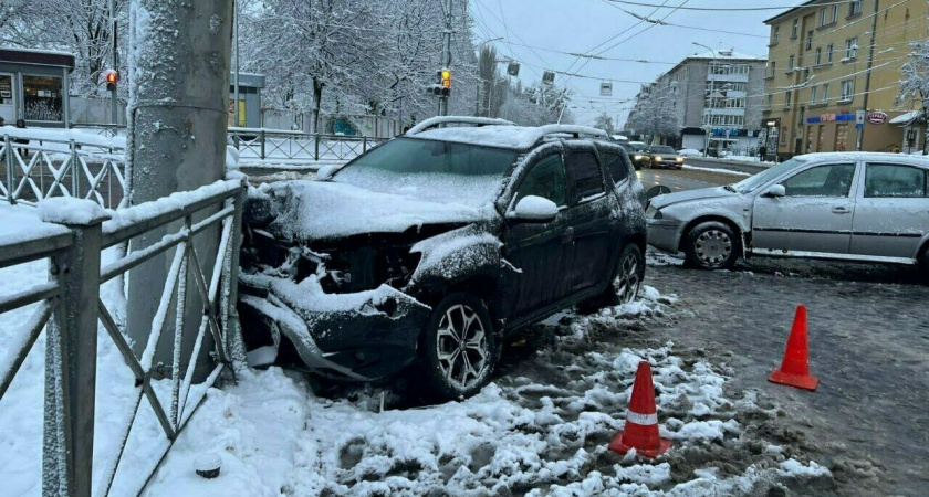 В Калининграде автомобиль, поехавший на красный сигнал светофора, врезался в другое авто и отлетел в забор 