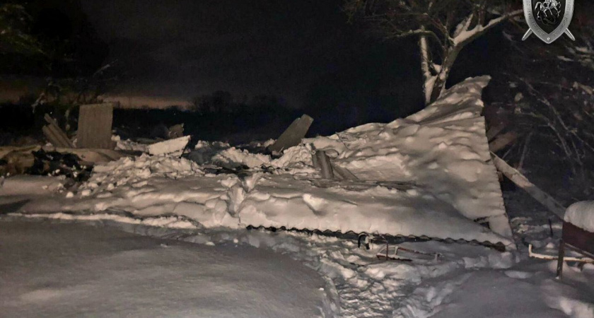 В Нестеровском районе погибла женщина из-за обрушившейся крыши навеса во дворе 