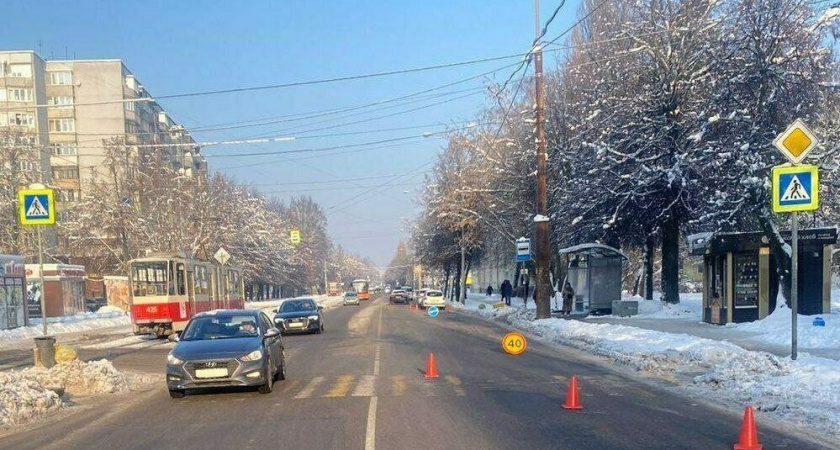 В Калининграде женщина, переходившая дорогу по пешеходному переходу, попала под колеса автомобиля
