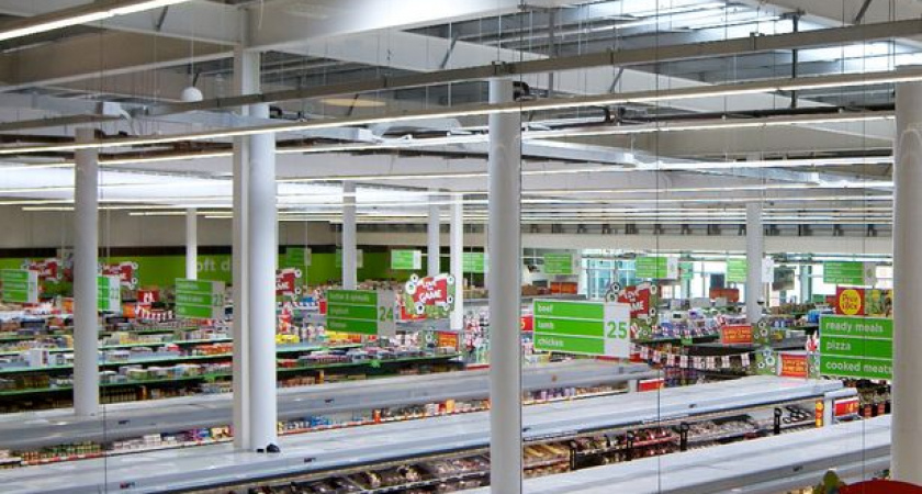 Невменяемый житель Гурьевска пришел в супермаркет в одних трусах и шокировал беременную кассиршу 