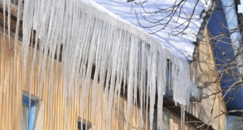 В Калининграде 15-летний парень пострадал от упавшей на голову сосульки 