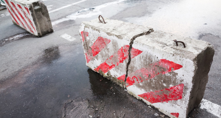 В Косме автомобиль не заметил ограду на дороге и врезался в бетонные блоки (видео)