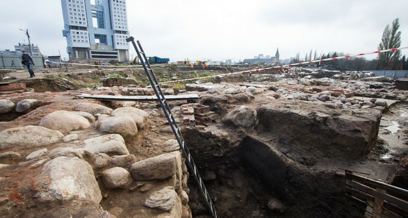 Руины королевского замка в Калининграде полностью засыпали песком 