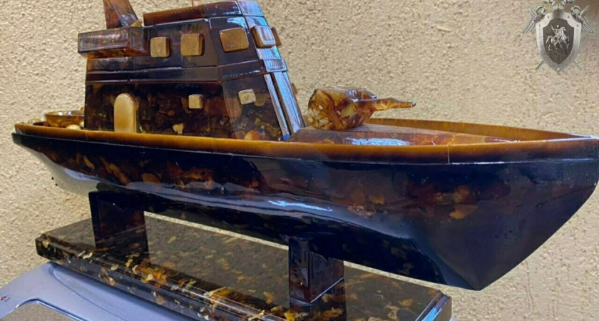 В регионе заключенный сделал для начальника колонии корабль из янтаря, из-за которого офицер попал под статью