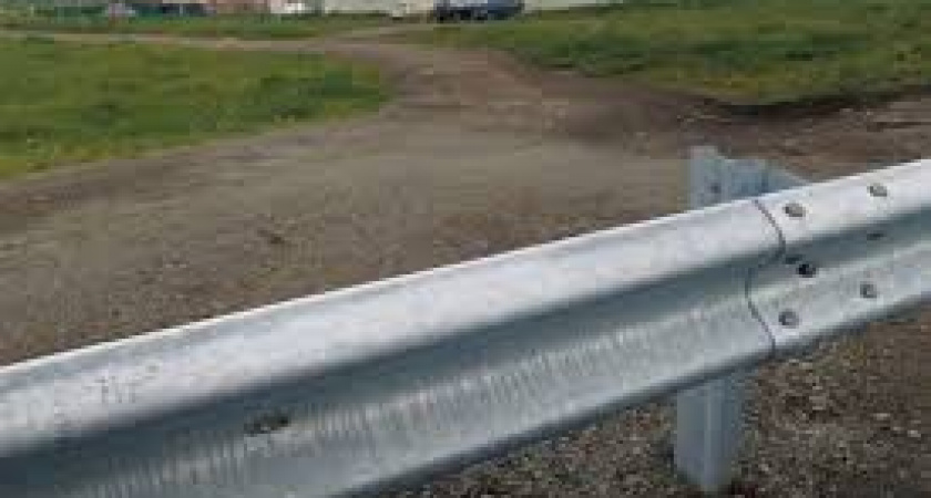 На 4-й Большой Окружной грузовик врезался в отбойник, есть пострадавшие 