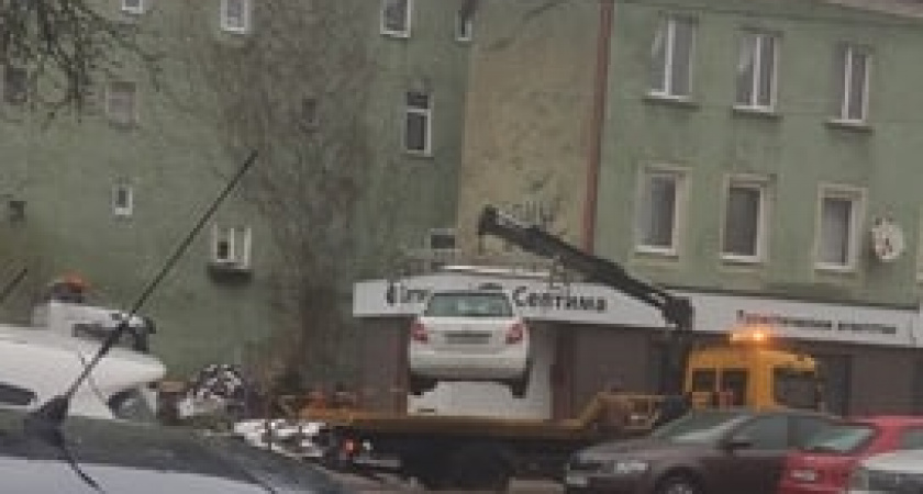 В Калининграде на улице Больничной борются с припаркованными на тротуарах автомобилями