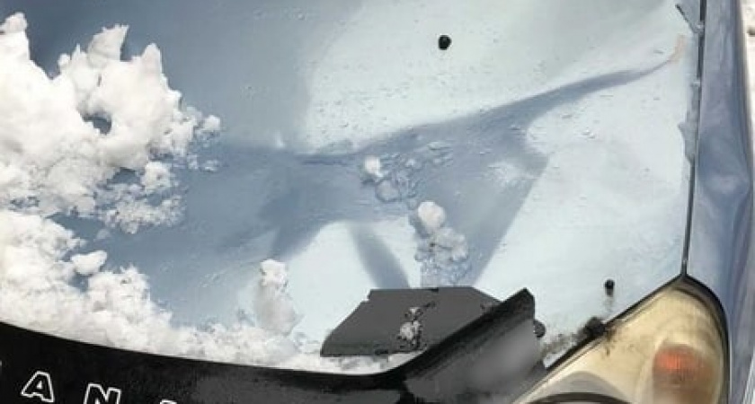 Кусок льда упал с крыши и проломил автомобиль 