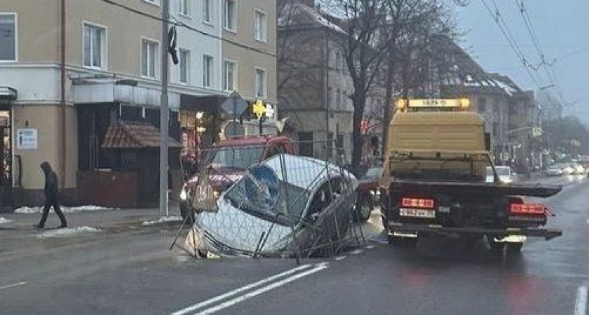 В Калининграде на проспекте Мира автомобиль провалился в яму на дороге