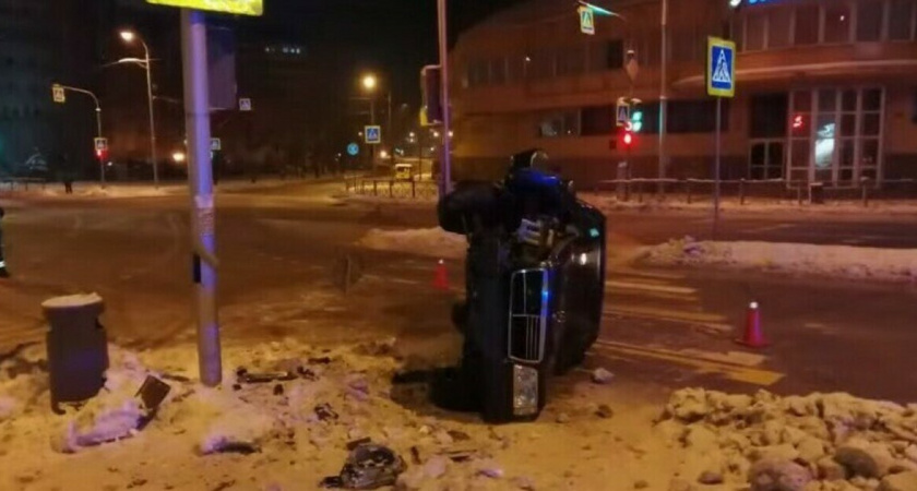 В Калининграде на улице Куйбышева автомобиль врезался в столб и перевернулся