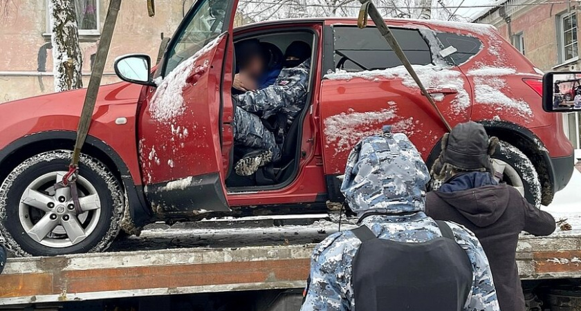 В Калининграде мужчина пытался остановить эвакуатор, увозивший его автомобиль