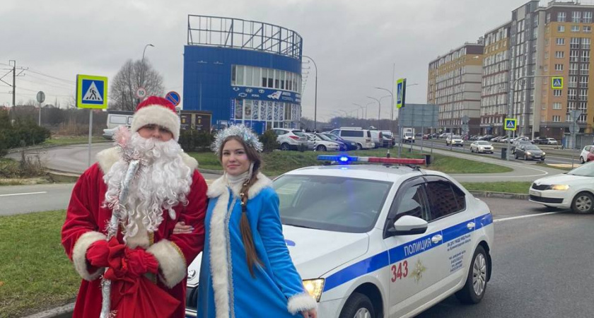 На улицах Калининграда Дед Мороз и Снегурочка в роли полицейских останавливают и поздравляют прохожих с Новым годом