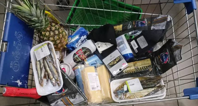 В Калининграде мужчина попытался покинуть магазин с тележкой не оплаченных продуктов