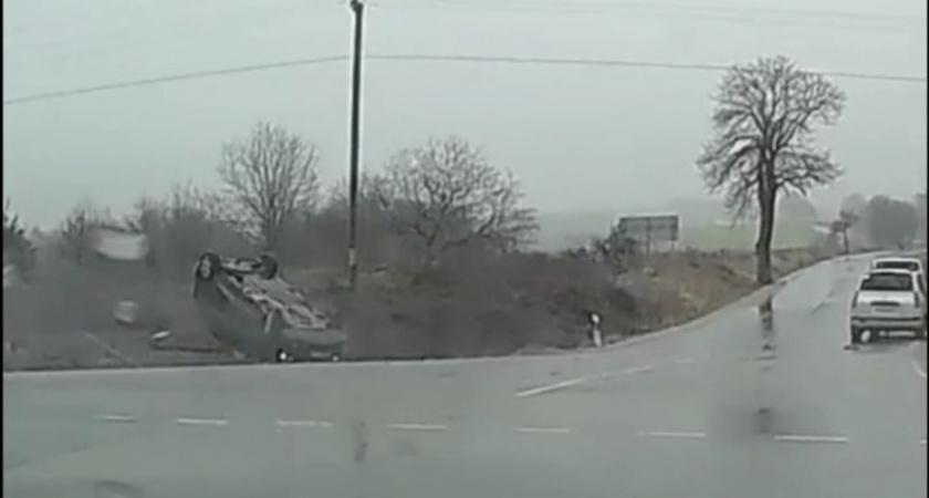 В Зеленоградском районе автомобиль вылетел в кювет и перевернулся