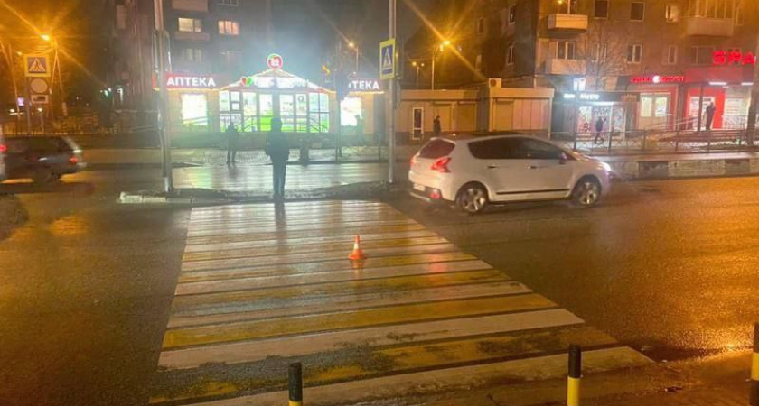 В Калининграде автомобиль сбил человека на пешеходном переходе, мужчину госпитализировали