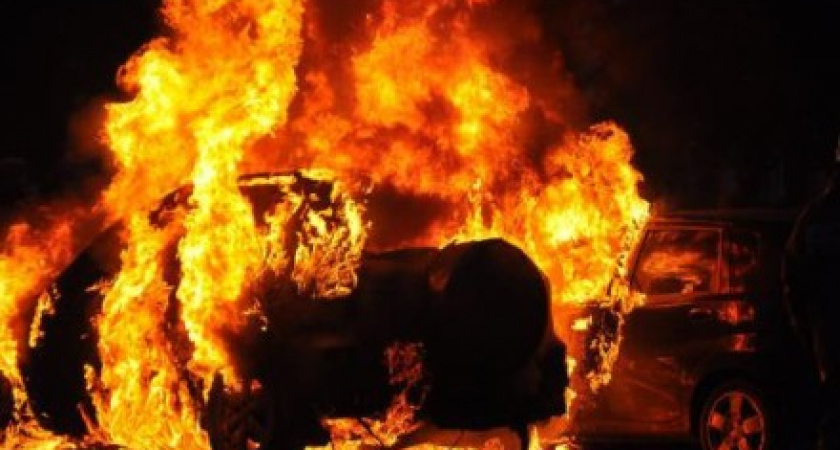 В Гвардейске умышленно подожгли автомобиль ритуальной службы с телом внутри