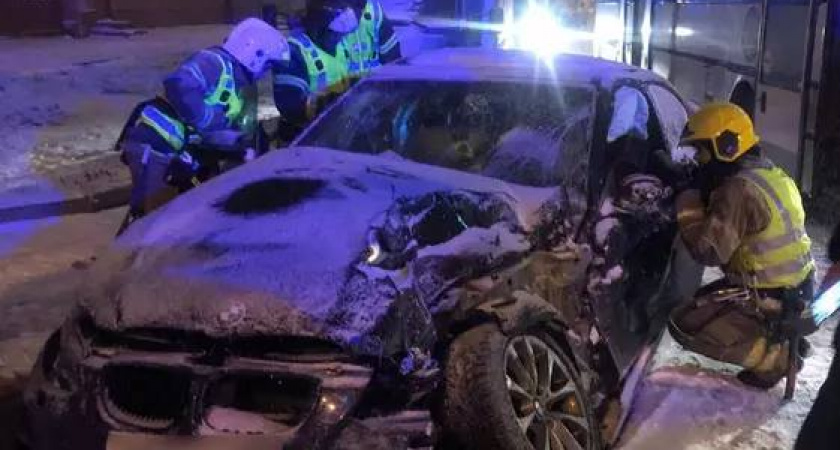 В Калининграде столкнулись пассажирский автобус и легковой автомобиль, водитель которого сбежал с места преступления