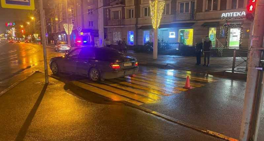 В Калининграде под колеса автомобиля попала пенсионерка, переходившая дорогу на красный свет