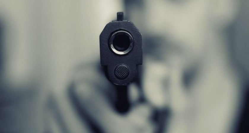 В подъезде у Рыбной деревни неизвестные устроили стрельбу и напали на женщину (видео)