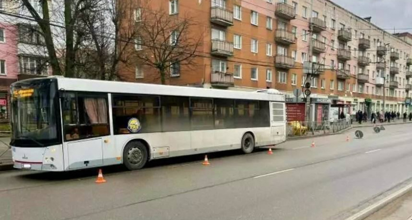 82-летняя старушка выпала из отъезжающего от остановки автобуса