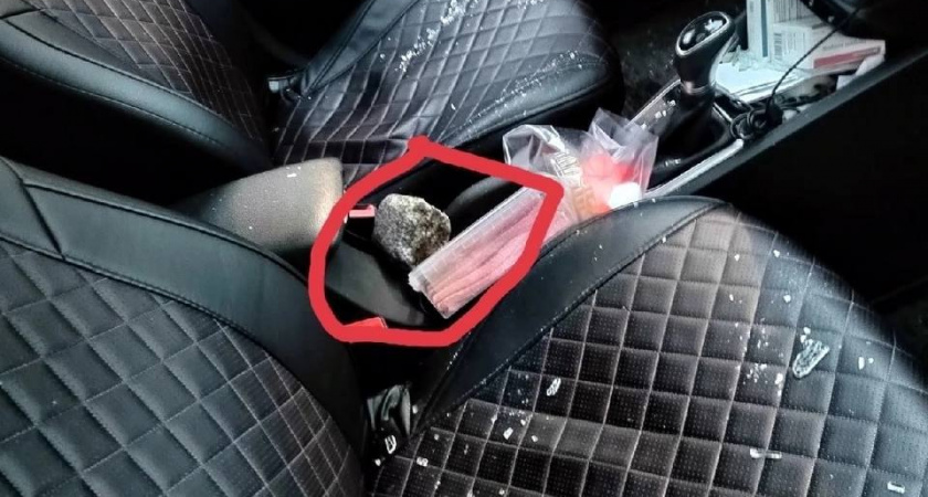 В Советске из-под колеса автобуса выскочила брусчатка и разбила стекло случайного автомобиля, задев водителя  