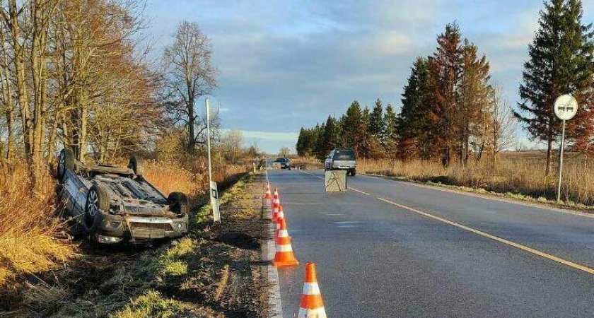 В Черняховском районе автомобиль вылетел с дороги и перевернулся, есть пострадавшие