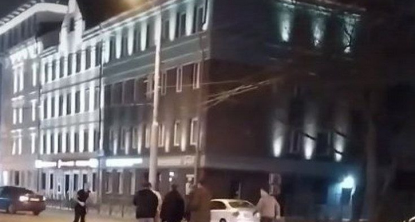 В Калининграде изрядно выпившие посетители клуба устроили драку прямо на дороге
