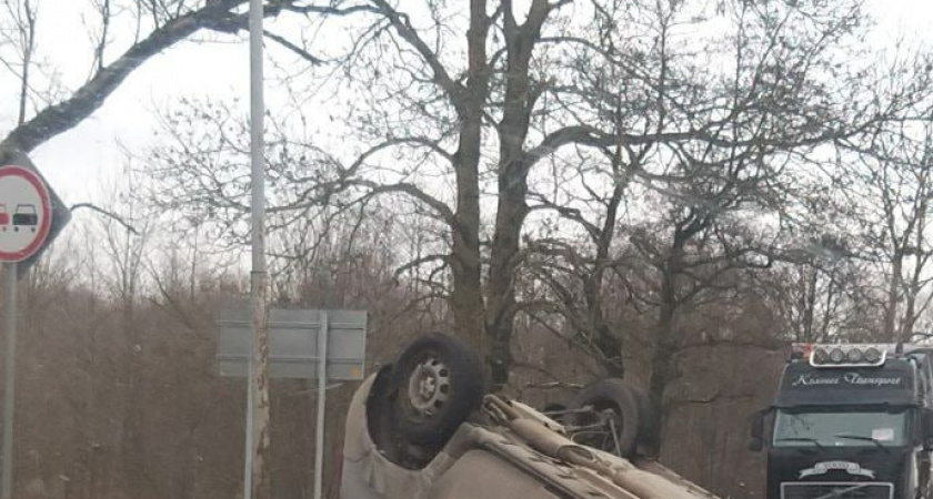 В Калининграде недалеко от Южного обхода перевернулся автомобиль 