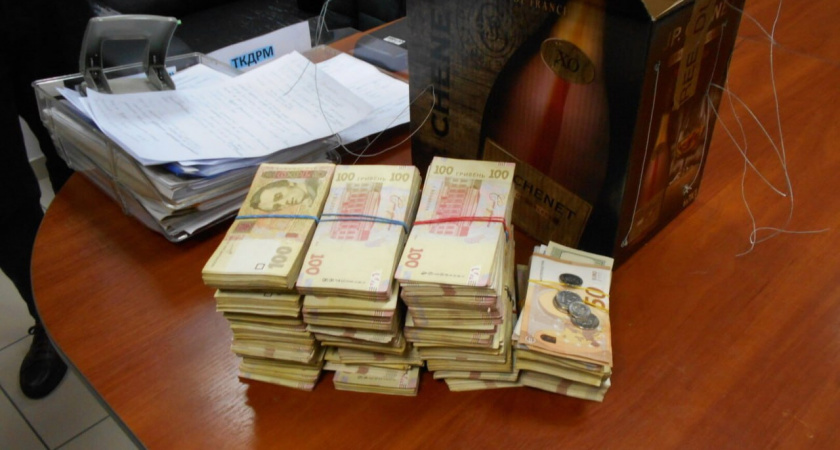 На границе задержали украинца, который попытался провезти в Польшу более 1,3 млн рублей