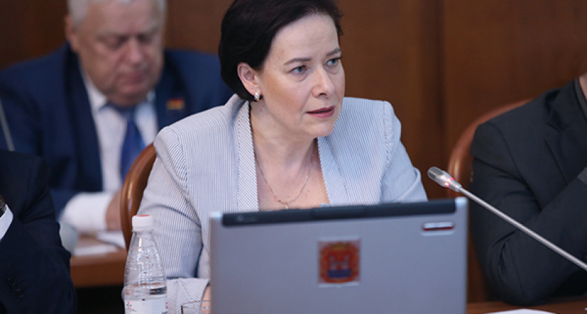 Елена Дятлова рассказала о борьбе с ямами на калининградских дорогах