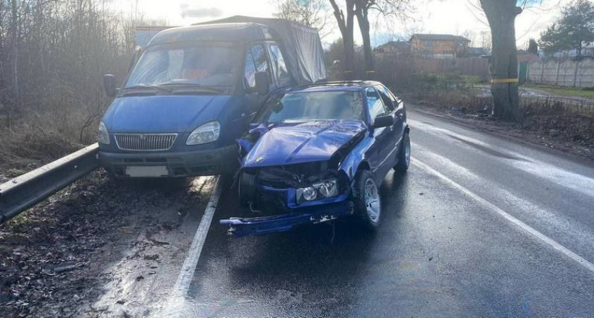 На выезде из Балтийска автомобиль выехал на встречную полосу, въехал в дерево, после чего врезался в газель