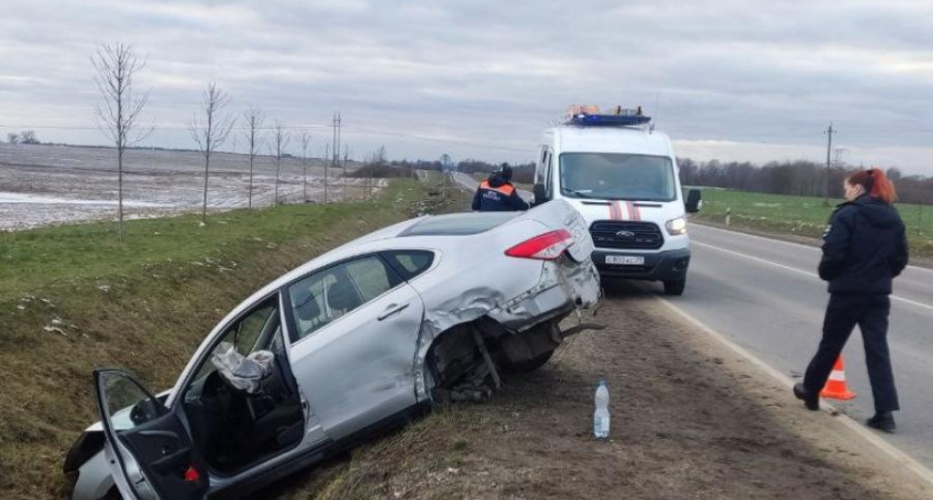 В Калининградской области в ДТП из трех автомобилей две машины улетели в кювет