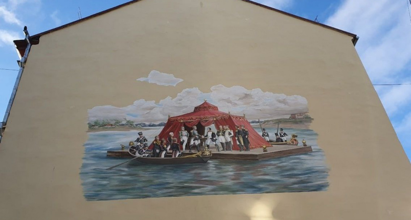 В Советске на стене жилого дома напротив Музея Тильзитского мира появилось изображение императоров