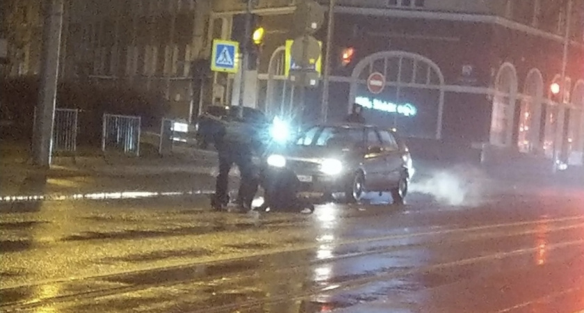 В Калининграде на пешеходном переходе сбили мужчину, который перебегал дорогу на мигающий сигнал светофора