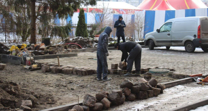 В Калининграде на улице Октябрьской двор дома обложат брусчаткой
