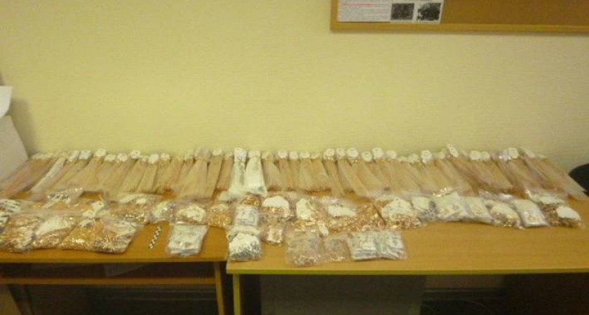 Жительница Калининграда попыталась незаконно провезти 16 кг бижутерии в область