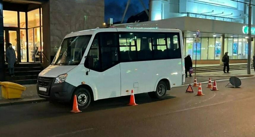 В Калининграде водитель общественного транспорта резко затормозил, из-за чего пассажир получила травмы