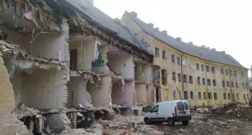 В Калининграде признанное аварийным девять лет назад здание сносят 