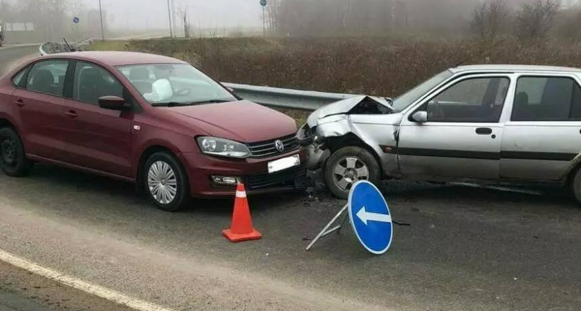 В Калининграде на Северном обходе автомобили врезались «лоб в лоб»
