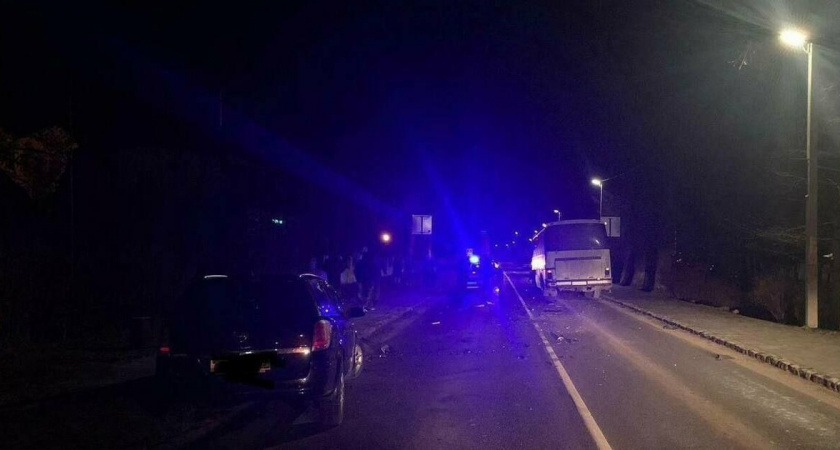 В Полесске легковой автомобиль въехал в автобус
