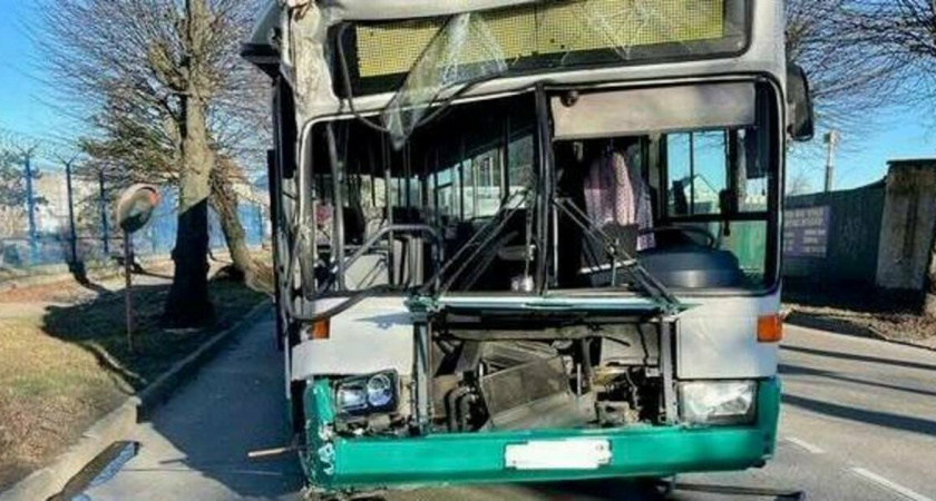 В Калининграде из-за аварии автобуса пострадал кондуктор