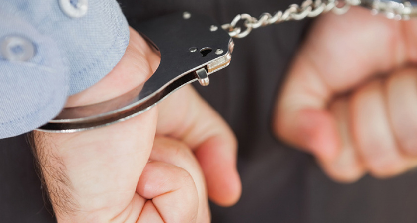 Жители Калининградской области изрядно выпили и приковали друг друга наручниками 