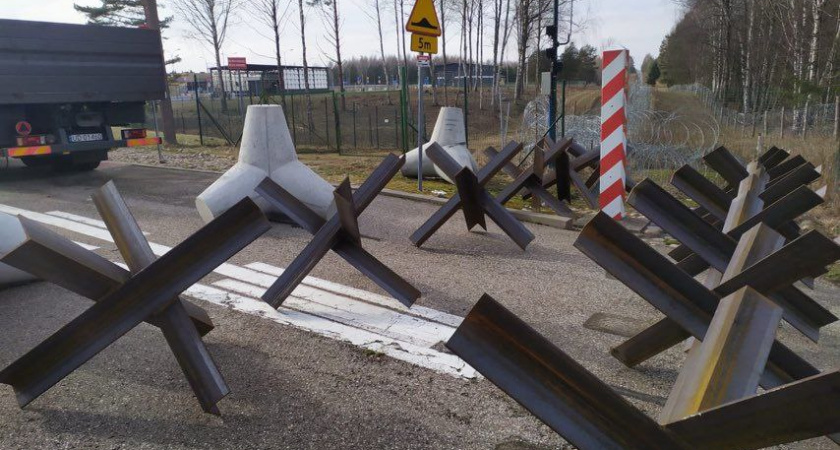 Польша начала устанавливать противотанковые заграждения на границе с РФ 