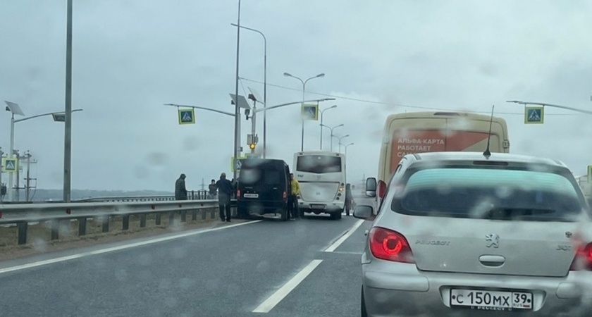 В Гвардейском районе столкнулись пассажирский автобус и микроавтобус