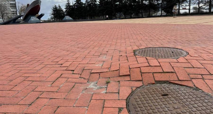 В Калининграде около памятника «Морякам-балтийцам» провалилась плитка